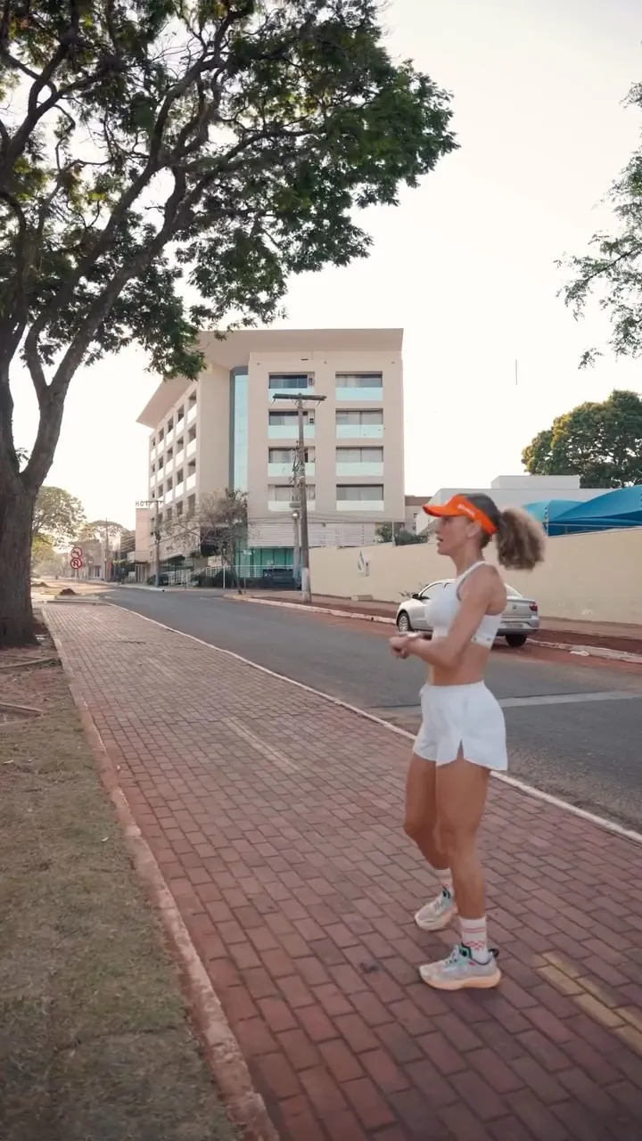 Mulher correndo na ciclovia ao fim da tarde