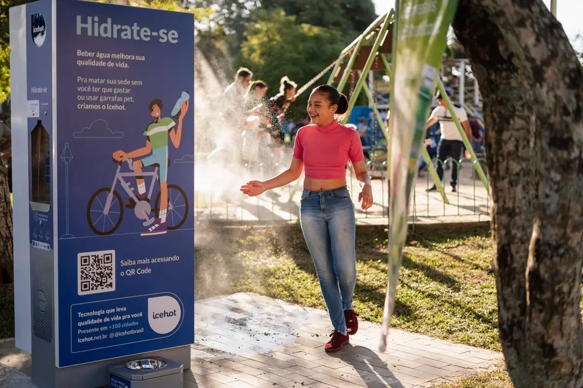 Menina se refrescando na névoa da estação
