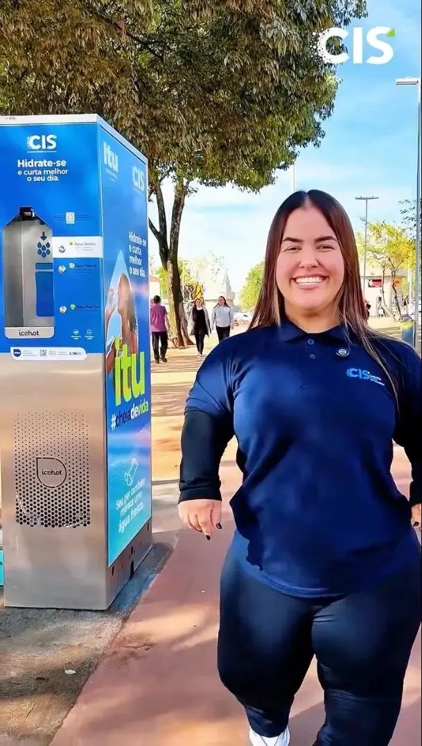 Mulher correndo ao lado de uma estação