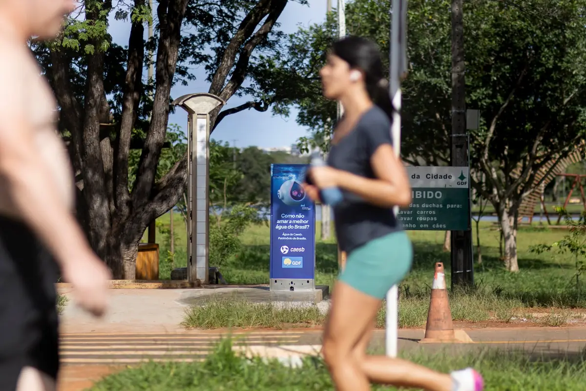 Pessoa correndo no Parque da Cidade, em Brasília, ao lado de uma estação Icehot