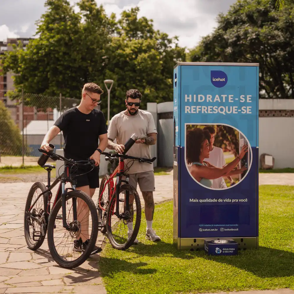 Dois ciclistas ao lado de uma estação Icehot