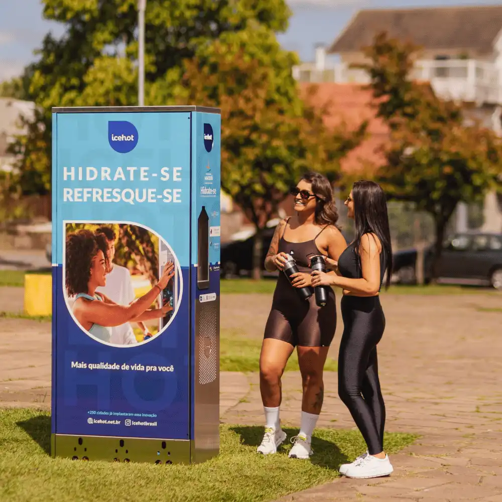 Duas mulheres em roupa de treino junto à estação