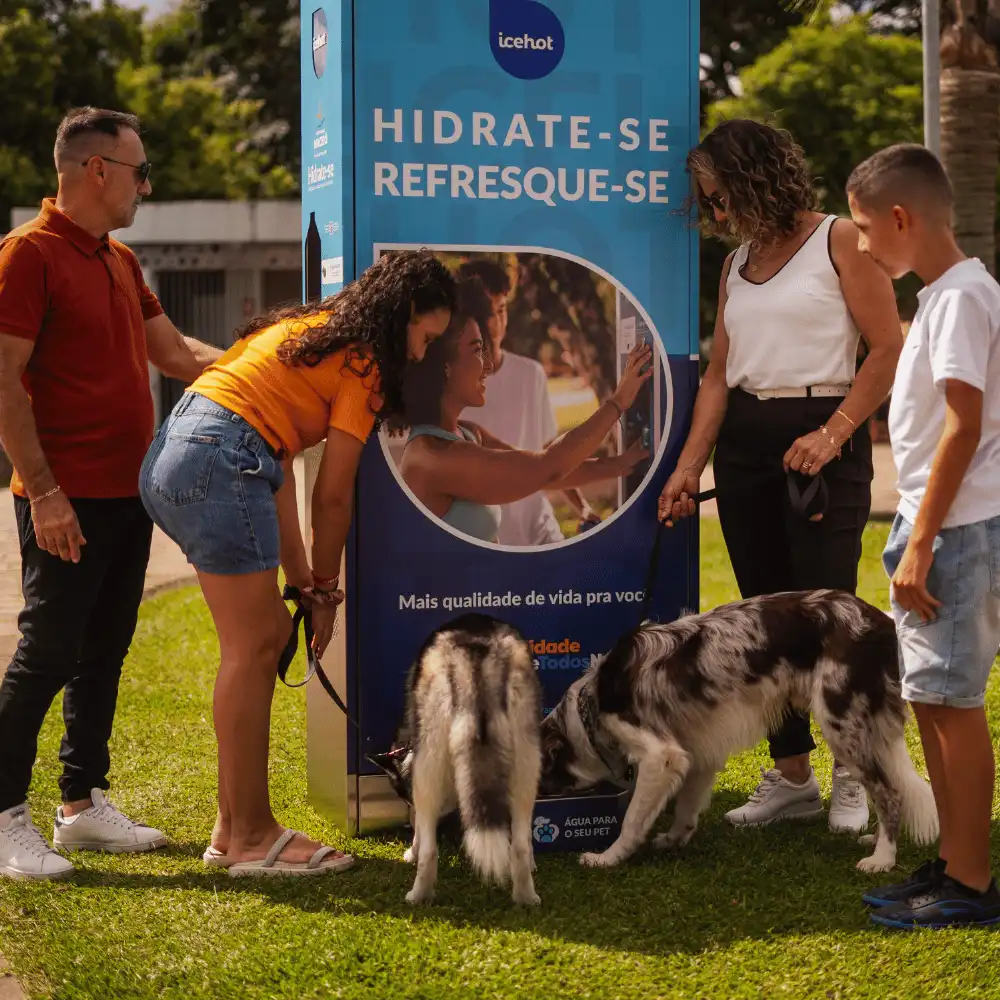 Família com cachorro na estação Icehot