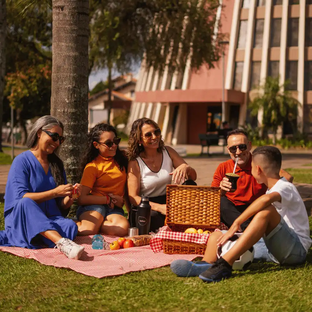 Amigos num piquenique com chimarrão na praça