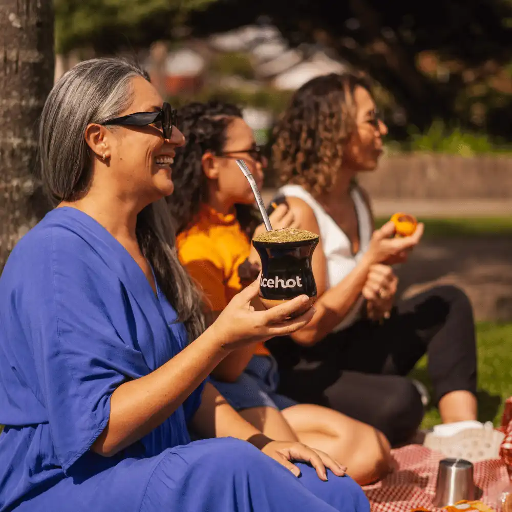 Amigas tomando chimarrão num piquenique