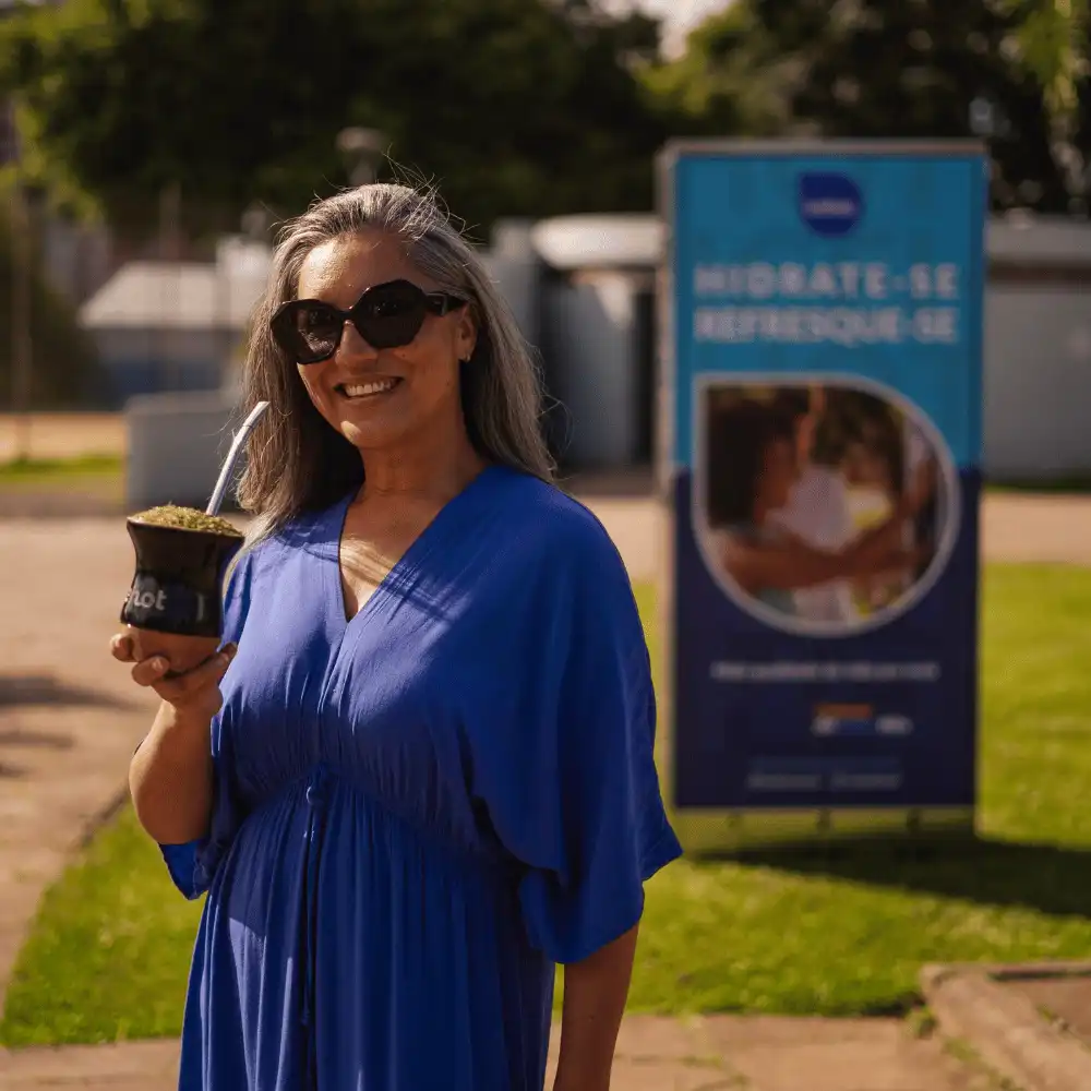 Mulher com chimarrão ao lado da estação