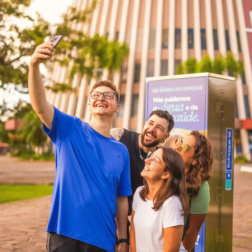 Amigos tirando selfie junto à estação