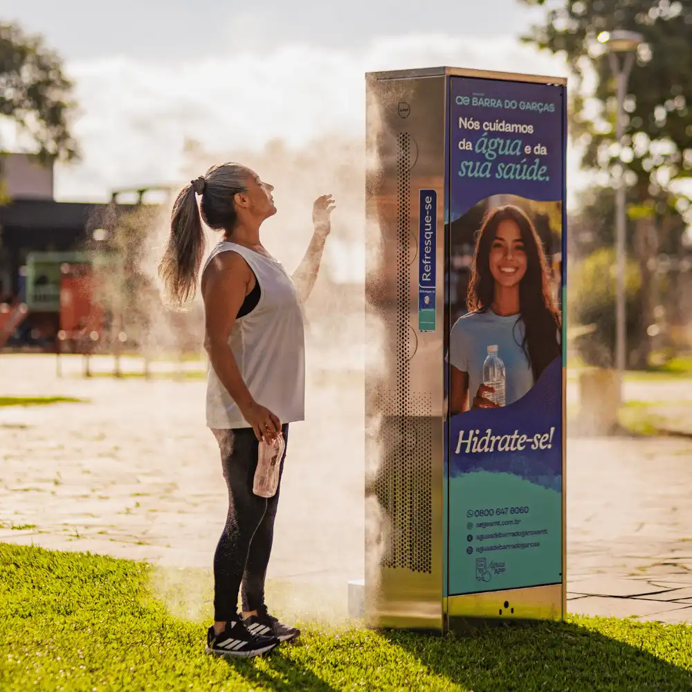 Mulher na névoa refrescante da estação