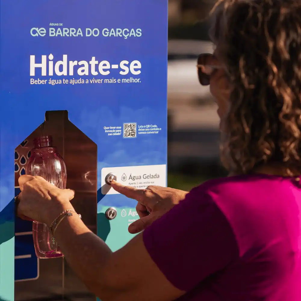 Mulher enchendo a garrafa na estação