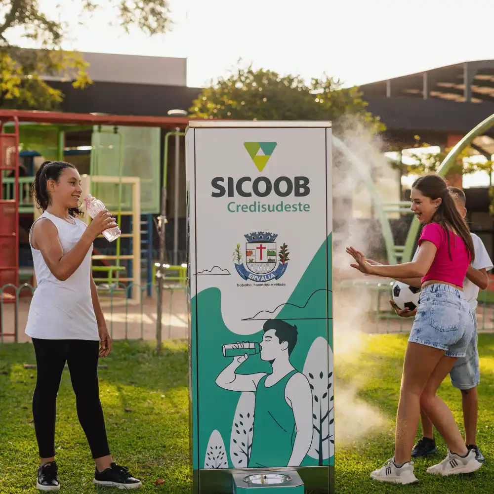 Crianças brincando na névoa de uma estação Sicoob