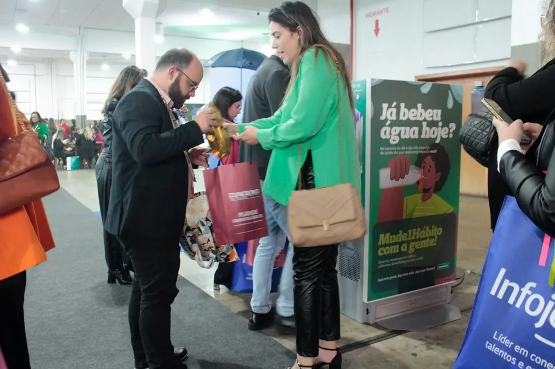 Estação com a marca de uma empresa num congresso
