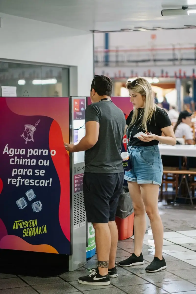 Público se servindo numa estação durante um evento