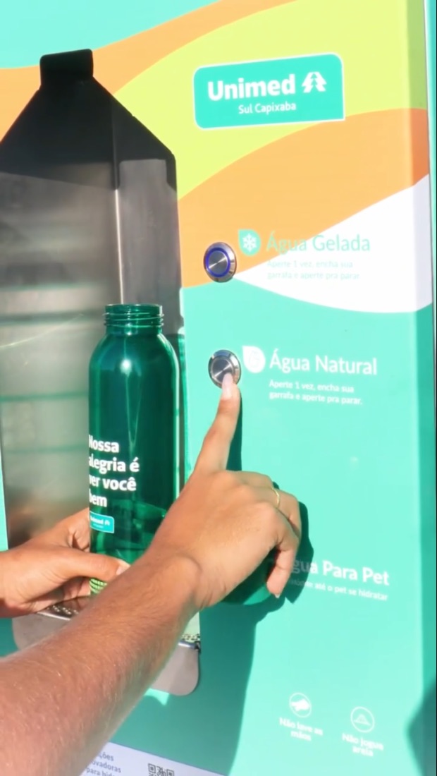 Pessoa enchendo garrafa reutilizável em estação Icehot, reduzindo o uso de plástico