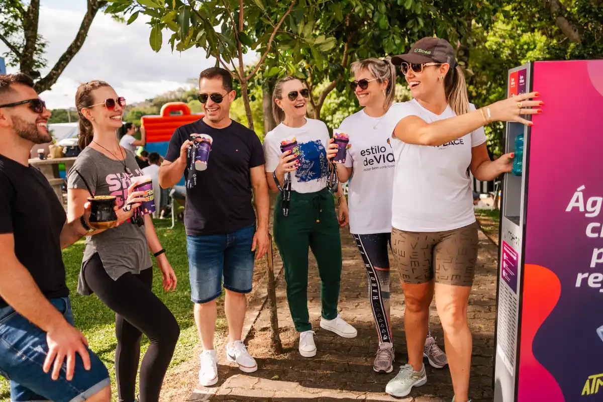 Público usando a estação de hidratação Icehot em evento ao ar livre