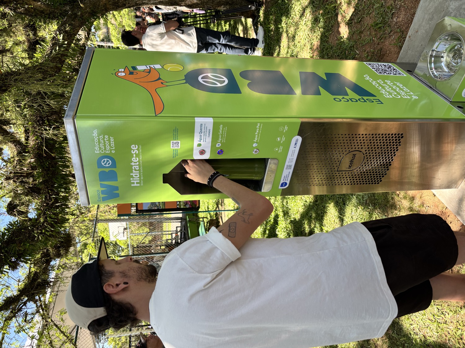 Estação de hidratação Icehot personalizada com marca patrocinadora em evento